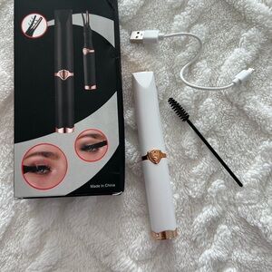 White and Gold Eyelash Curler with USB Charger
